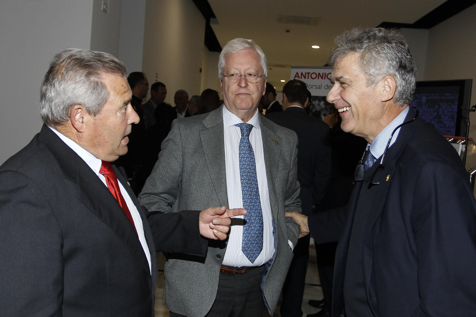 Entrega del Dorsal del Leyenda del Sevilla a Antonio Álvarez