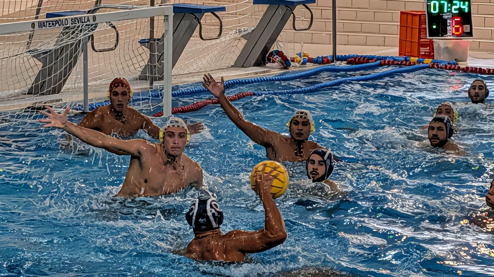 Un jugador del Waterpolo Sevilla lanza a portería en la victoria de ayer.