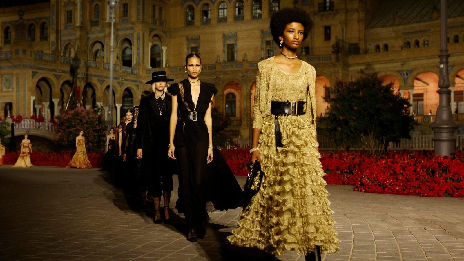 Dorados y negros en el desfile de Dior.