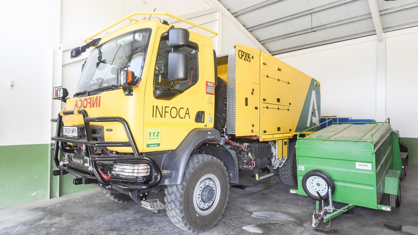 Uno de los dos camiones cisterna presentes en el Centro Operativo Provincial del Infoca en Los Villares.