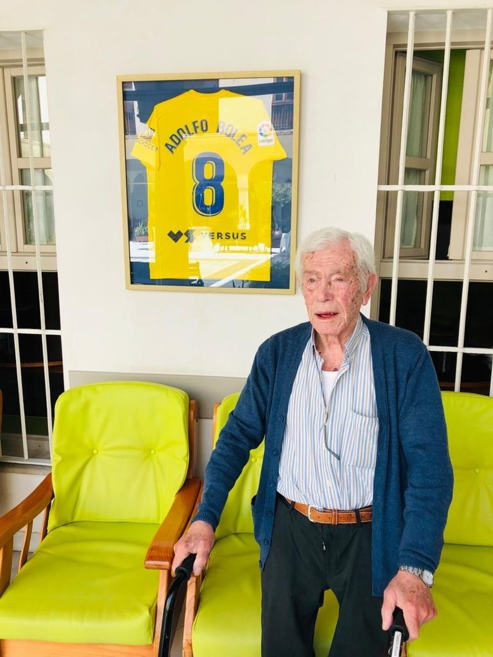Adolfo Bolea, en la residencia de Fragela, con la camiseta que le dio el Cádiz hace un tiempo.