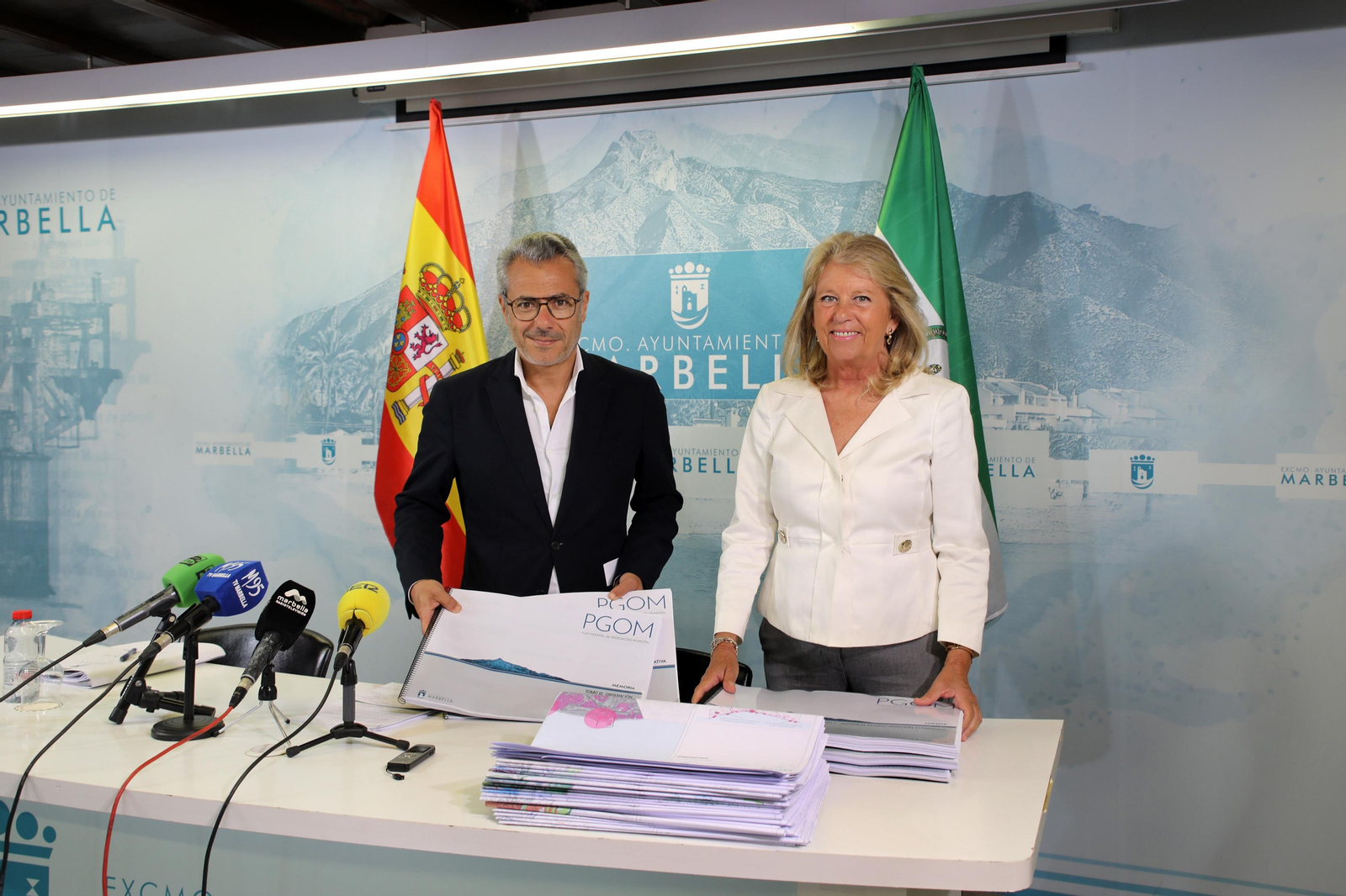 La alcaldesa, Ángeles Muñoz, y el concejal de Urbanismo, José Eduardo Díaz.