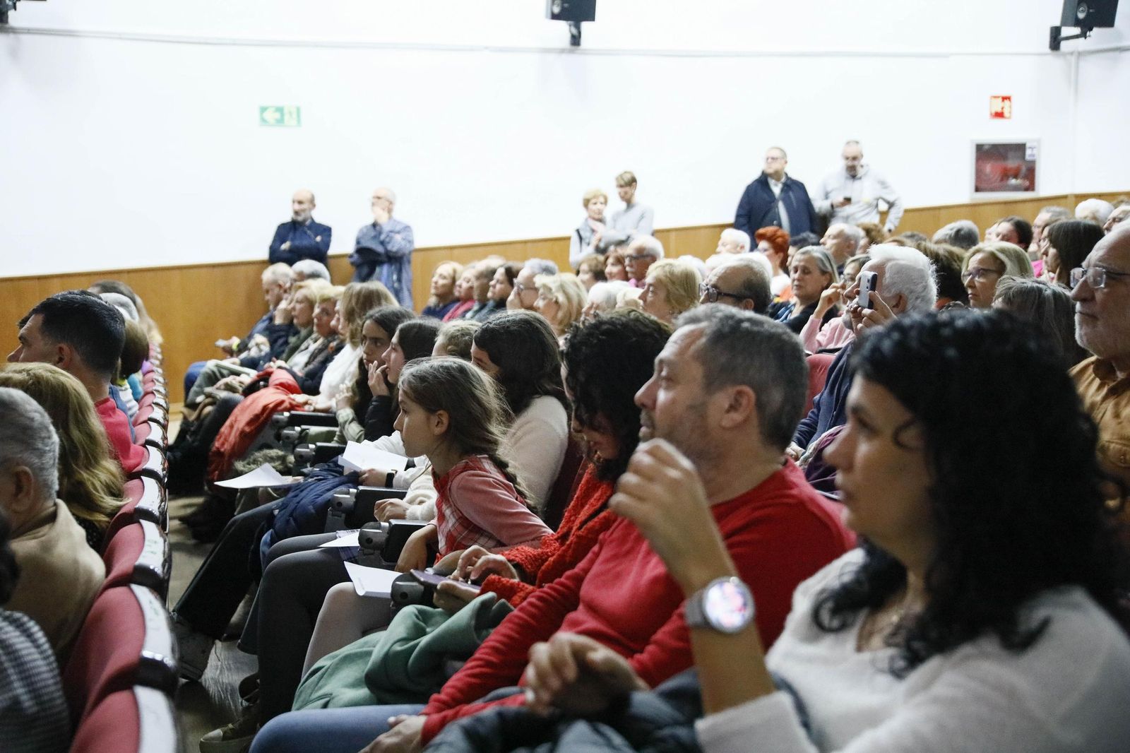 Las imágenes de la presentación del libro "Almería es poesía" en la biblioteca Villaespesa de la ciudad de Almería