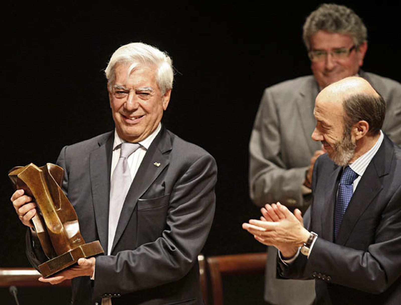 Vargas Llosa alerta contra los "retrocesos" en la libertad de expresión