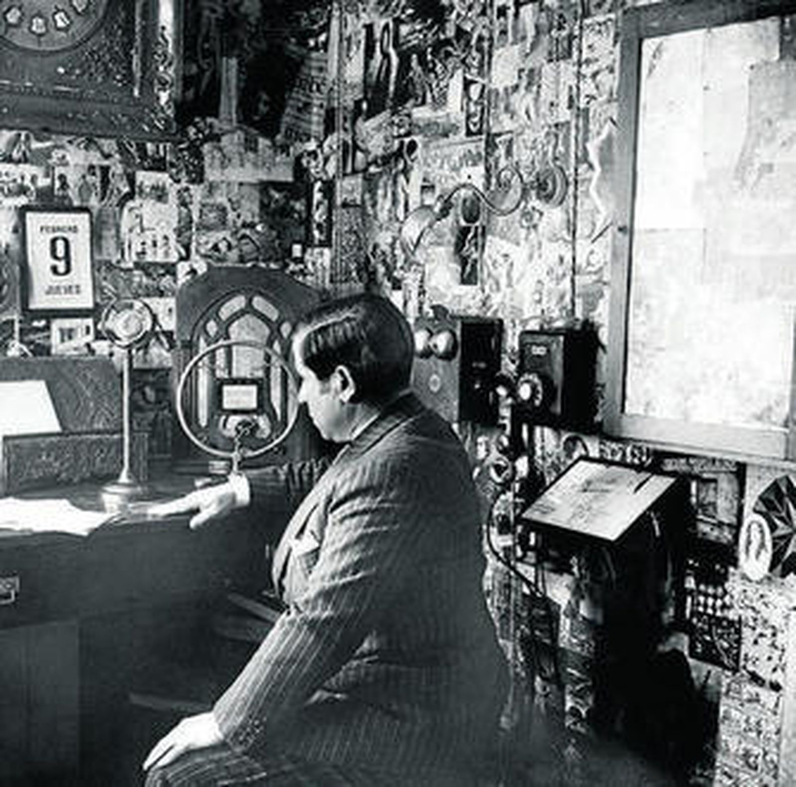 Ramón Gómez de la Serna, en su estudio.