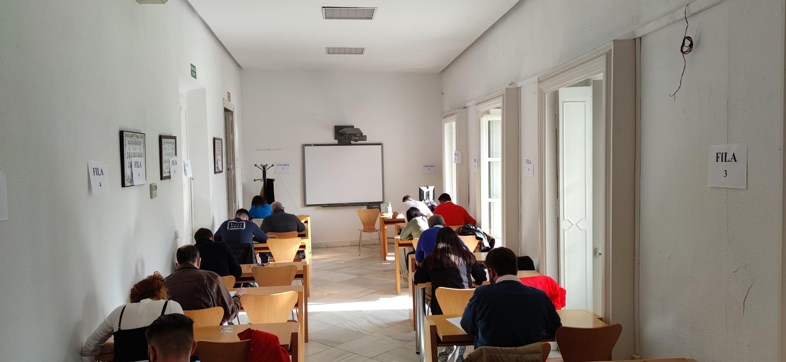 Imagen de un examen presencial en un aula del centro de la UNED en Cádiz.