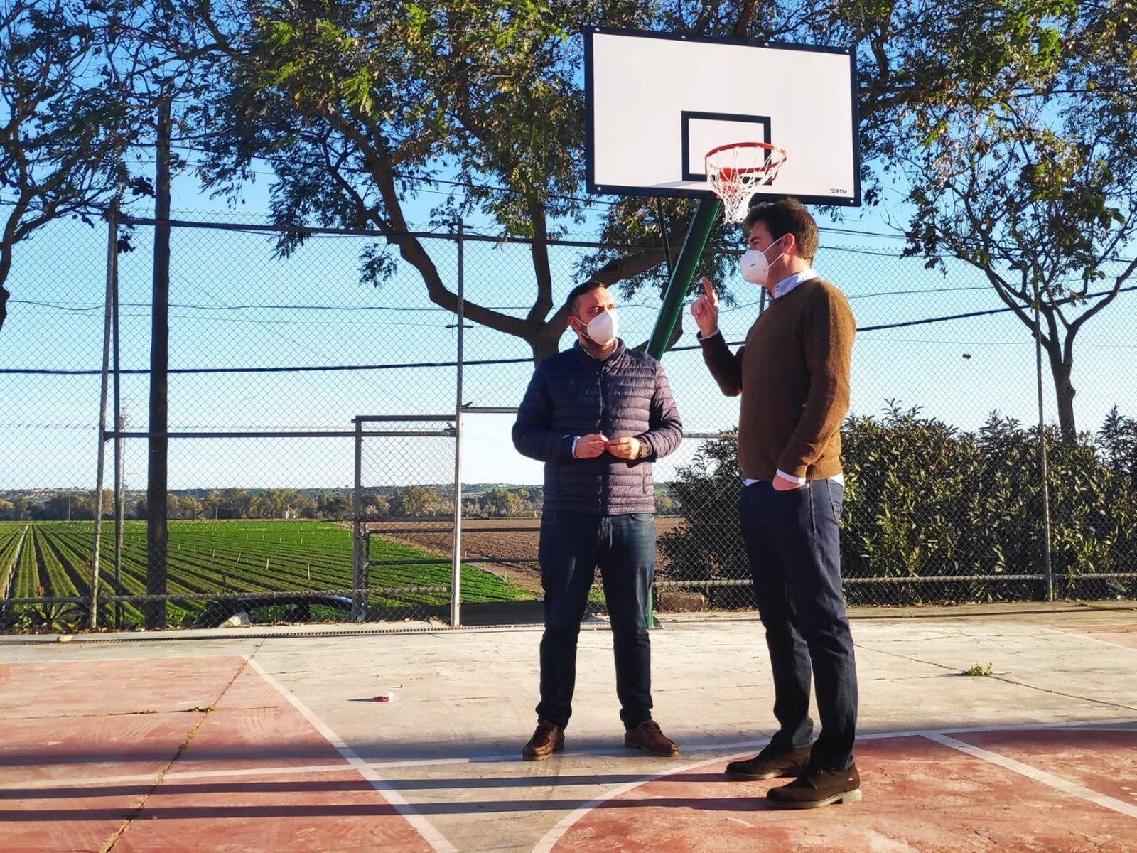El delegado Jesús Alba con Carlos Vidal, en las pistas deportivas.