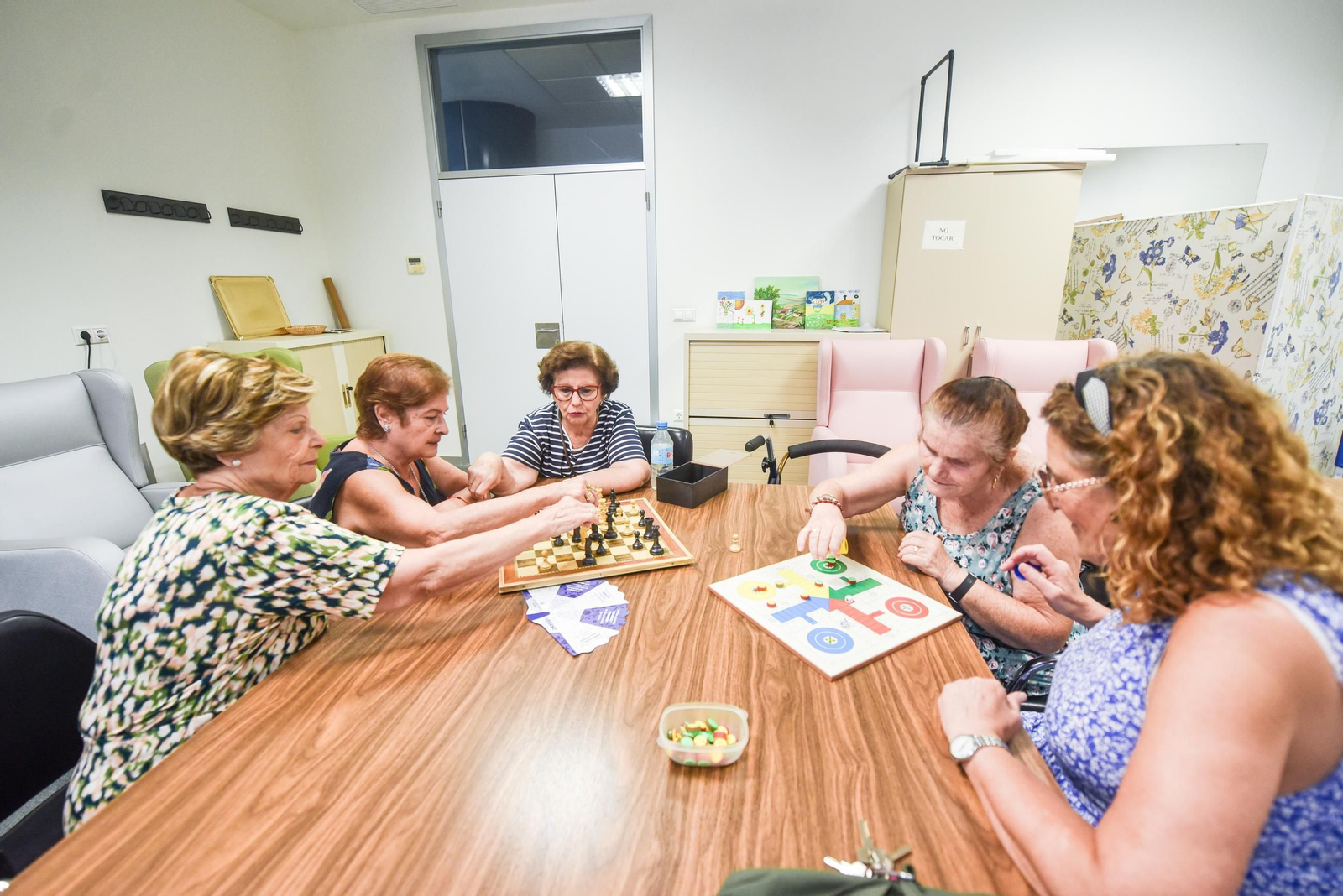 En imágenes, una mañana en el centro de participación activa para personas mayores de Huerta de la Reina