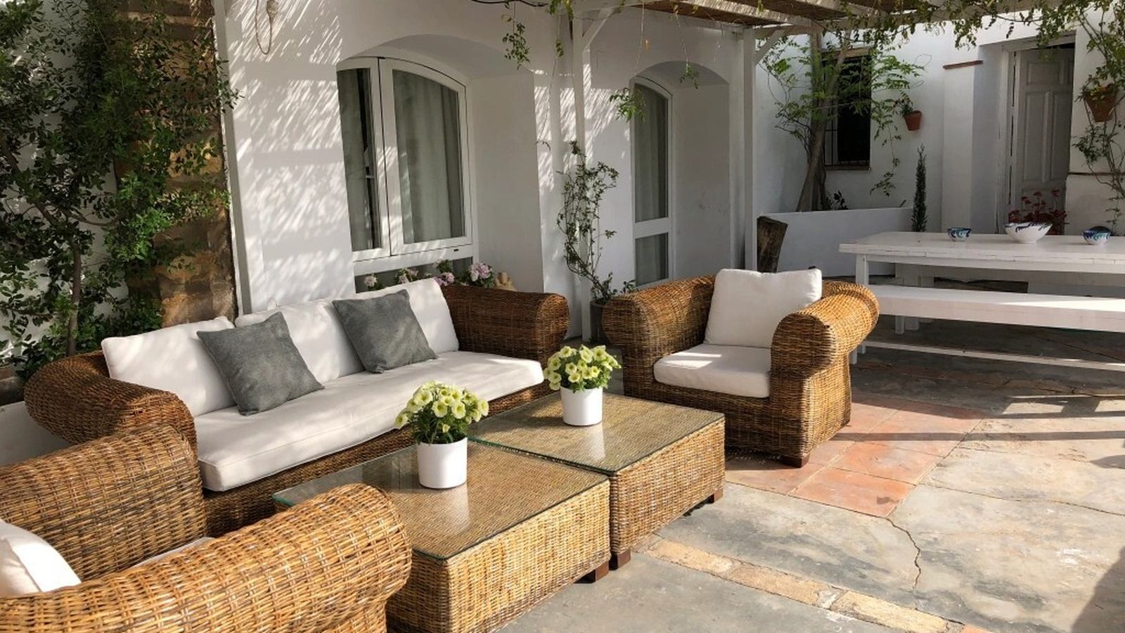 Un precioso patio de inspiración mediterránea es el espacio ideal para disfrutar de una cena, cóctel o tertulia entre amigos