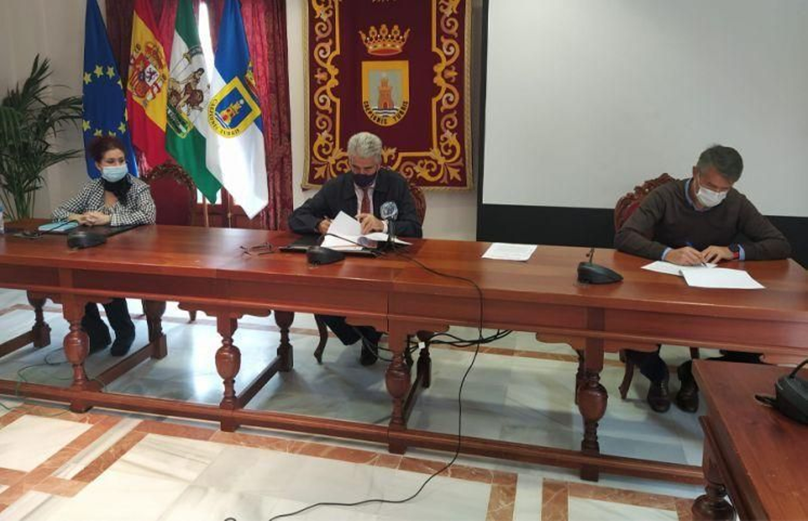 Un momento de la firma del acuerdo entre el Ayuntamiento de Chipiona y el instituto Salmedina.