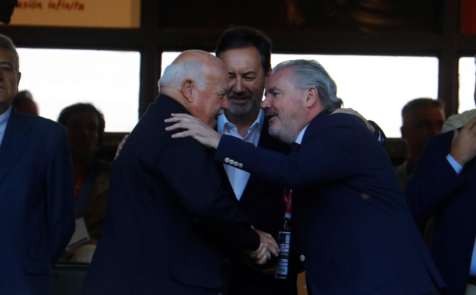 Vizcaíno (d) en el palco del Nuevo Arcángel.