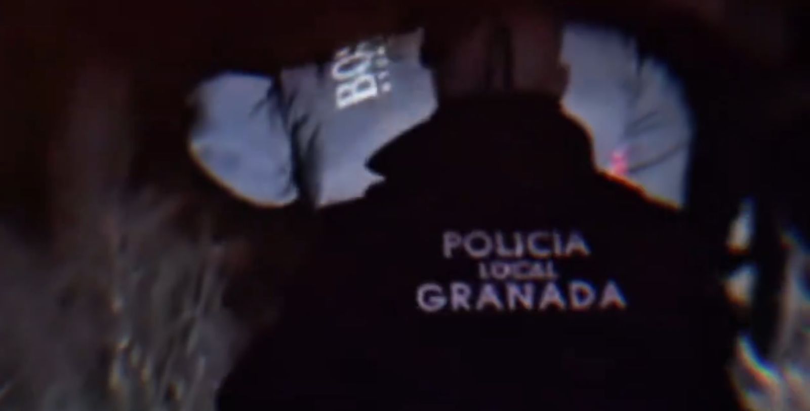 Momento en el que un agente carga con el chico que se había lesionado en la caída.