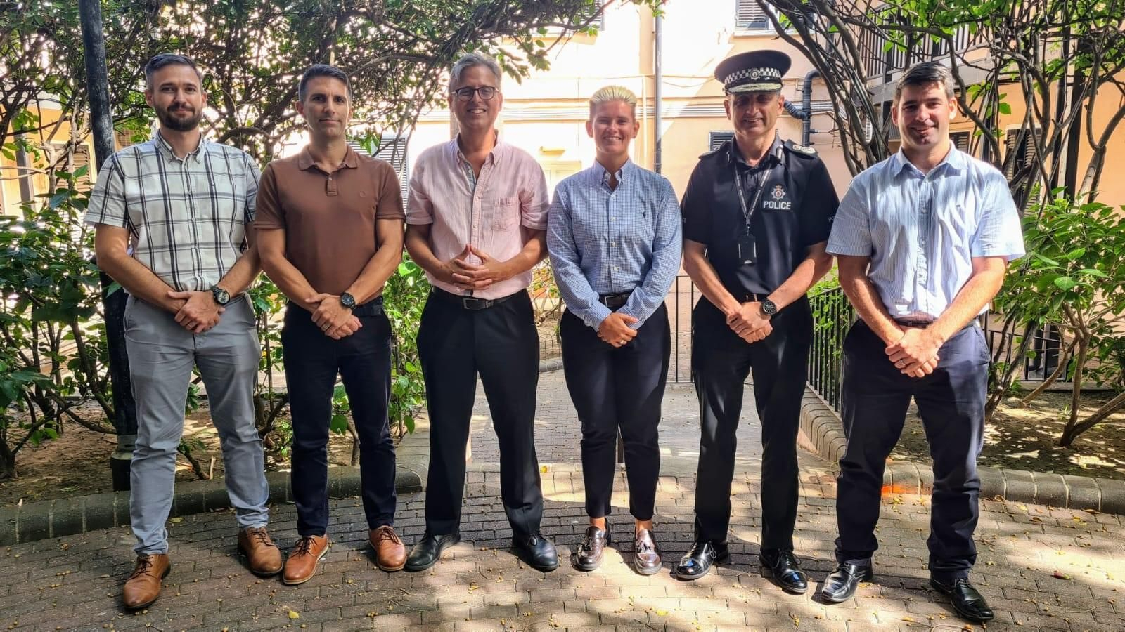 De izquierda a derecha: Mark Schembri, Tony Ford, Nigel Feetham, Sophia Lombard, Richard Ullger y Luis Miguel García White.