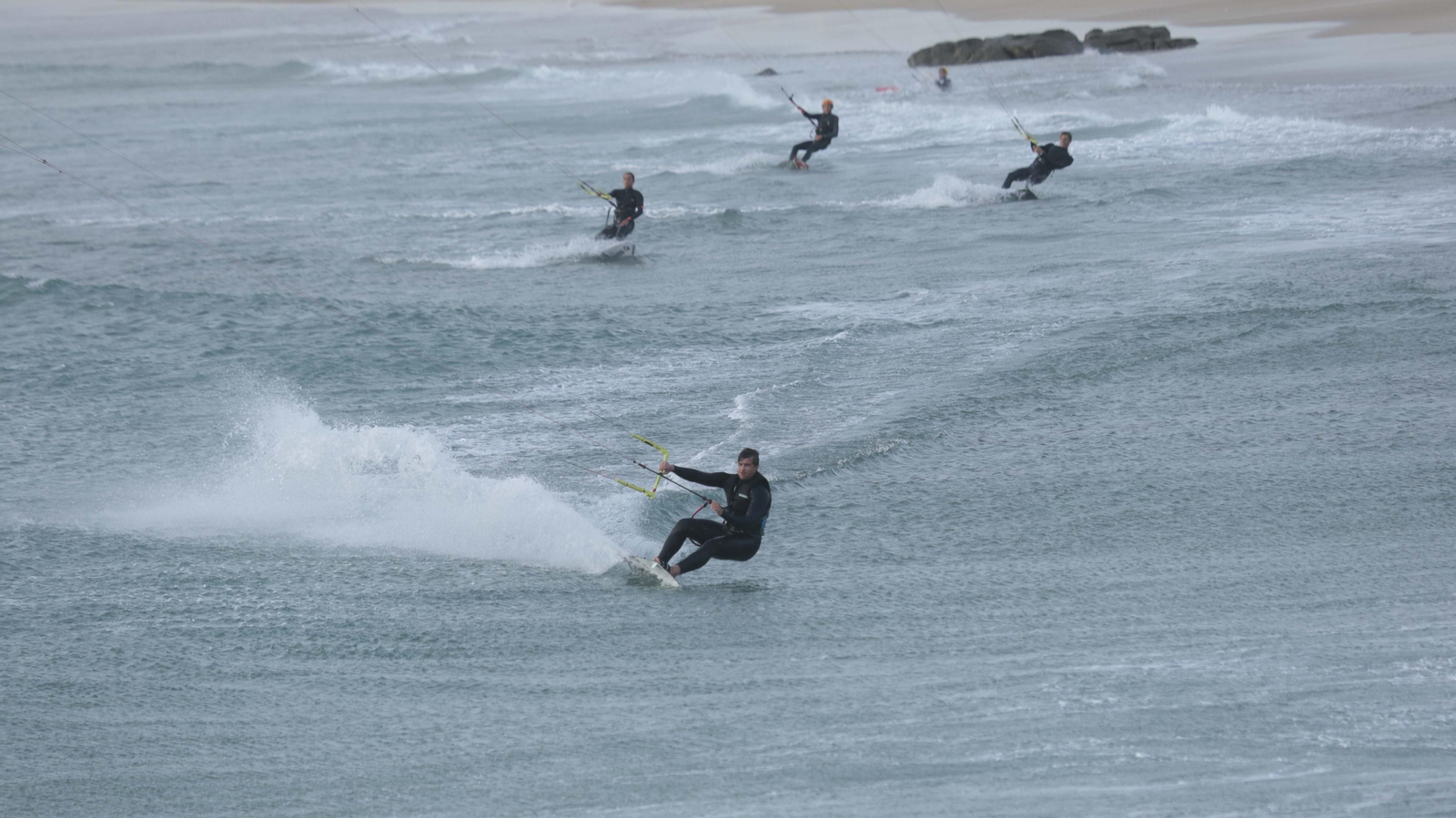 Las fotos del velero encallado en la playa chica de Tarifa