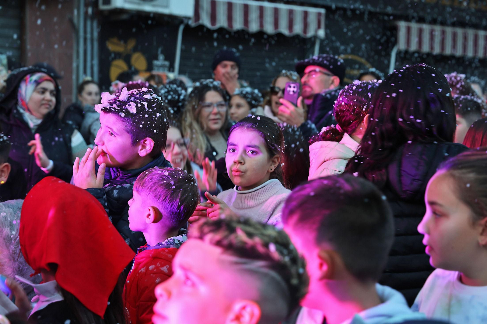 Una sorprendente nevada llena de alegría el barrio de Las Colonias