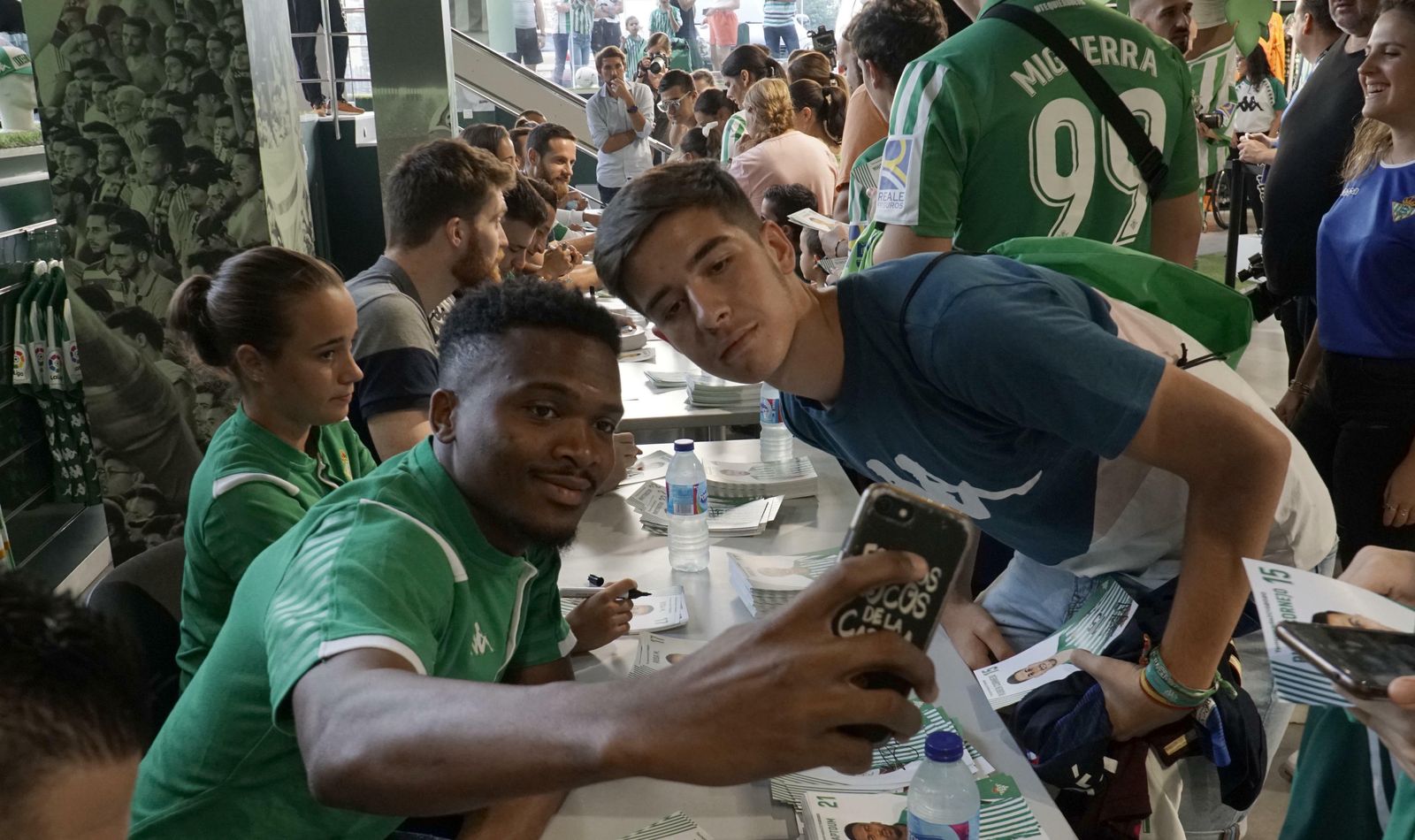 Firma de autógrafos de los jugadores del Betis