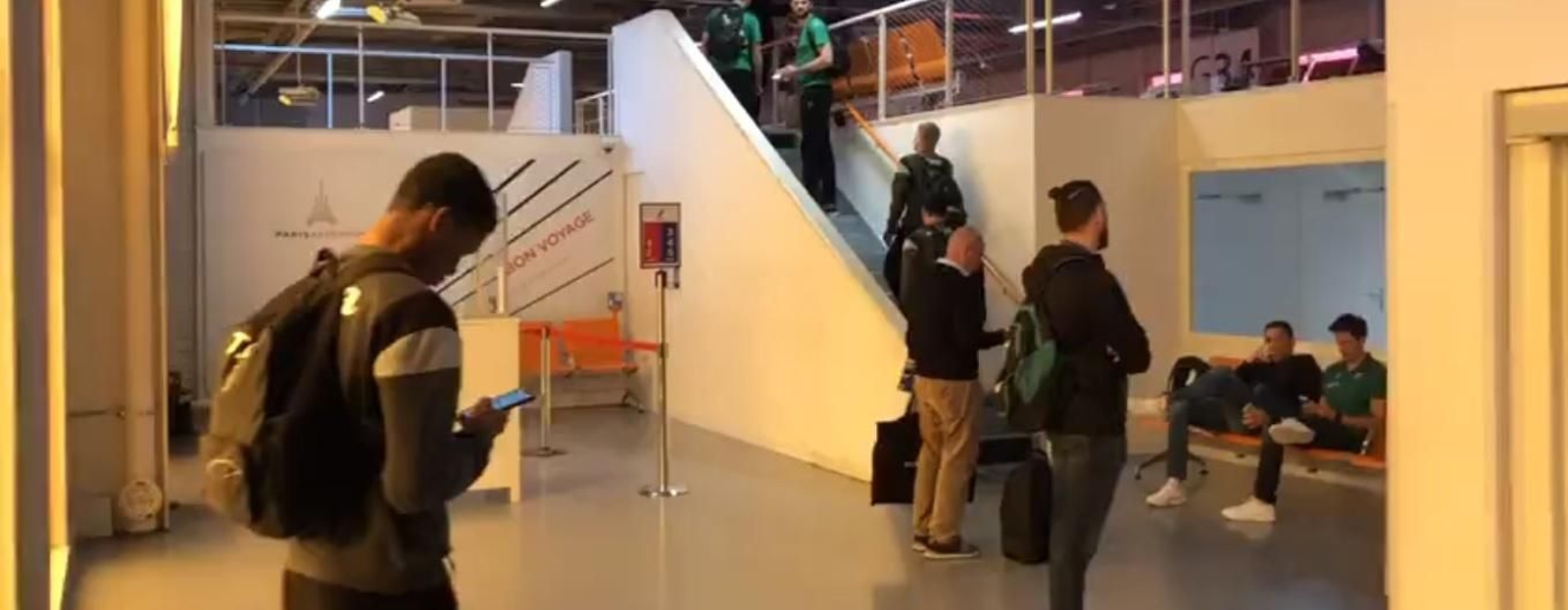 La plantilla del Unicaja en el aeropuerto.