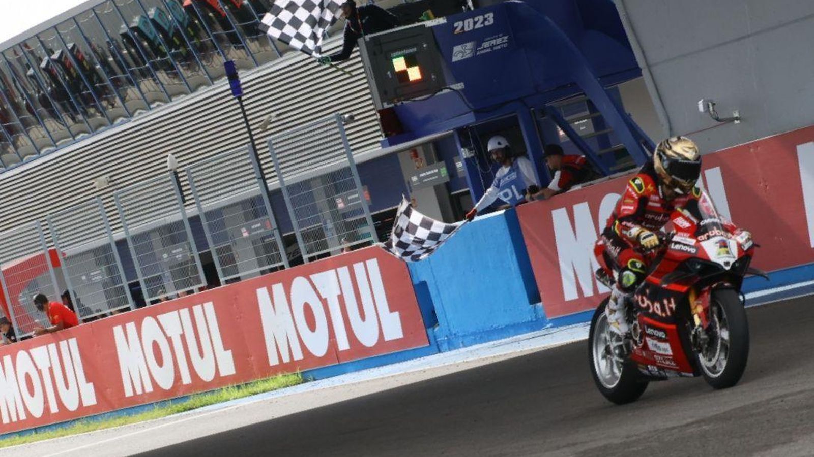 Bautista recibe el banderazo de llegada.