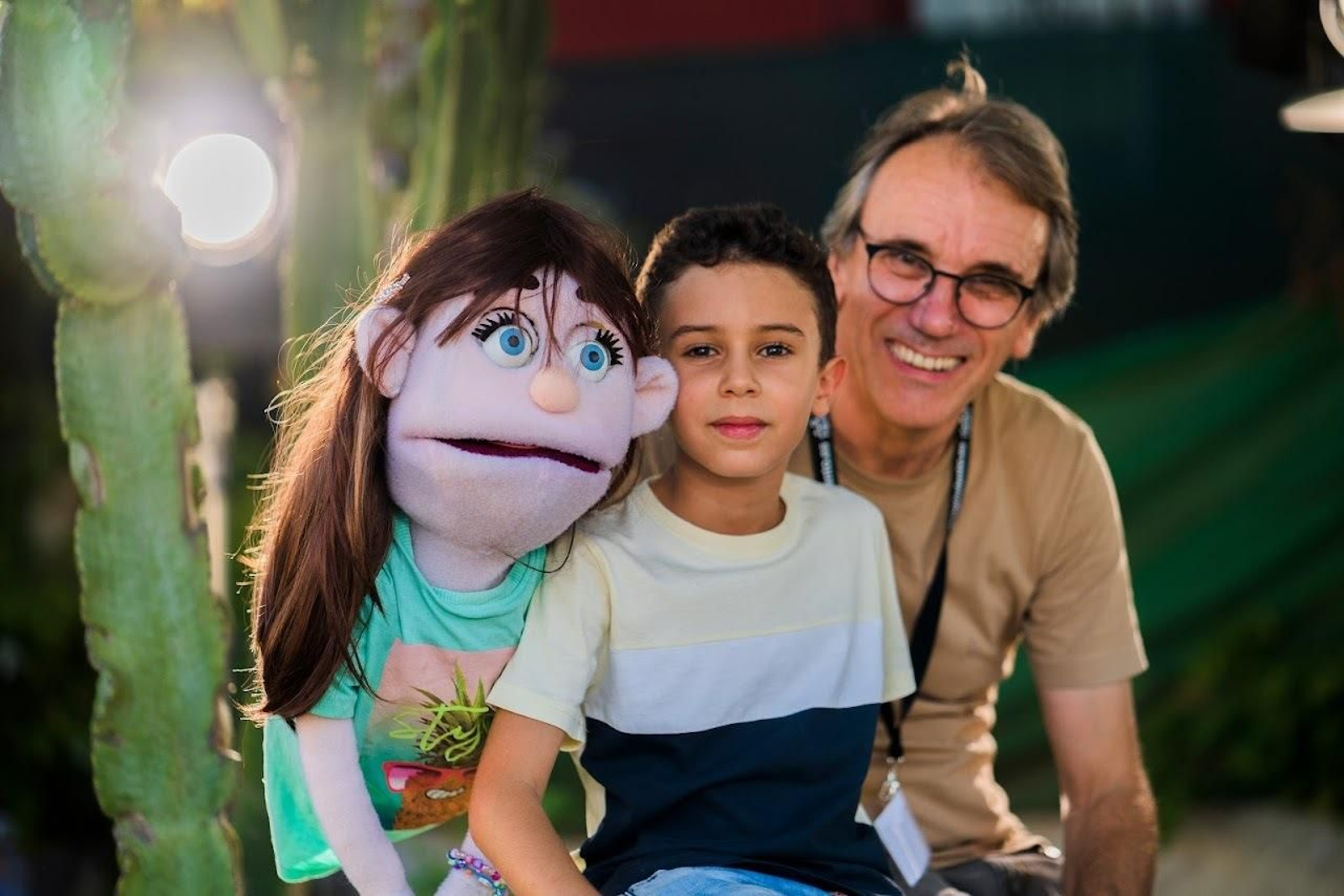 Steve Allen junto a un participante del rodaje y una de las marionetas.