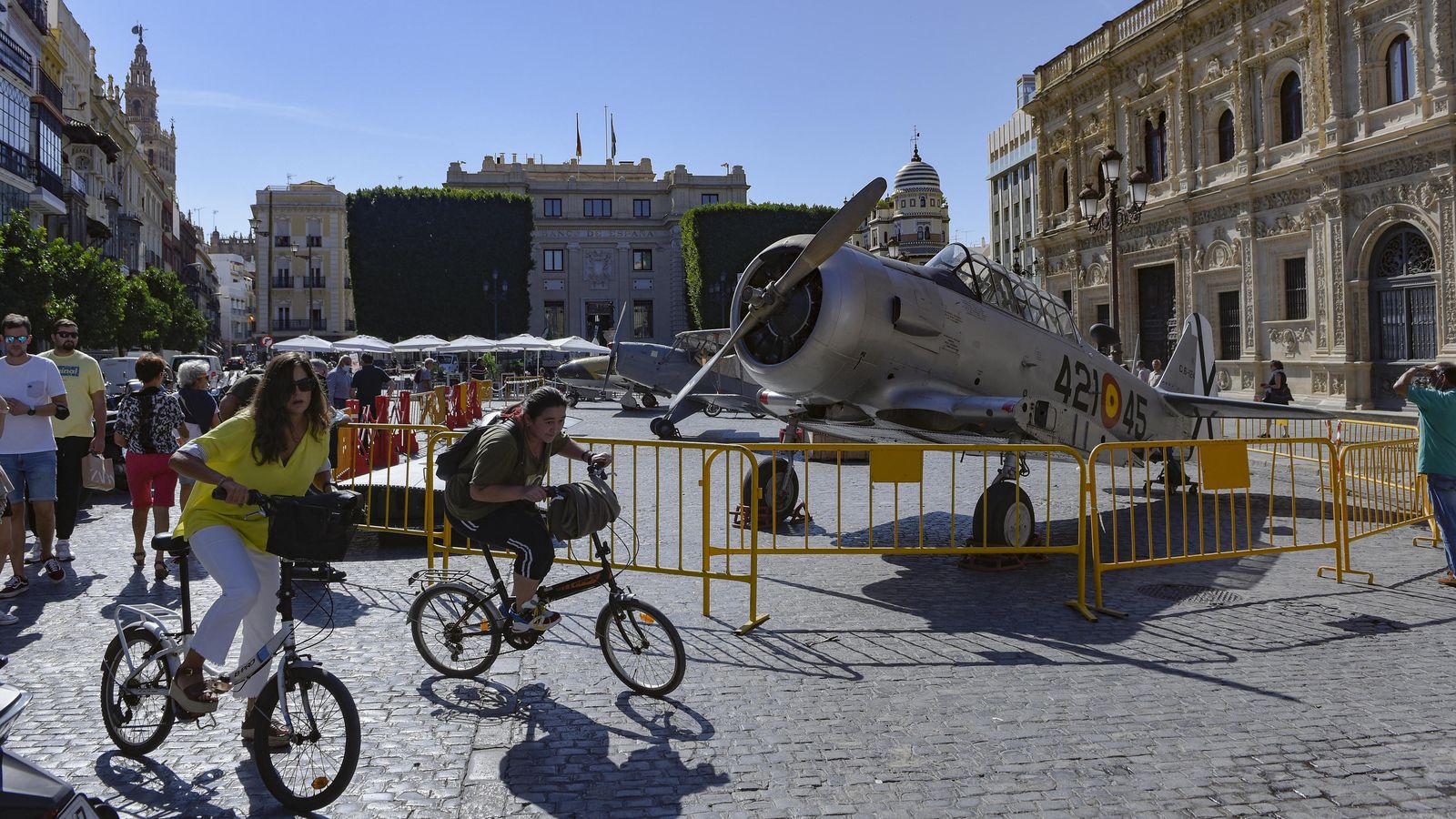 Aviones en la Plaza de San Francisco.