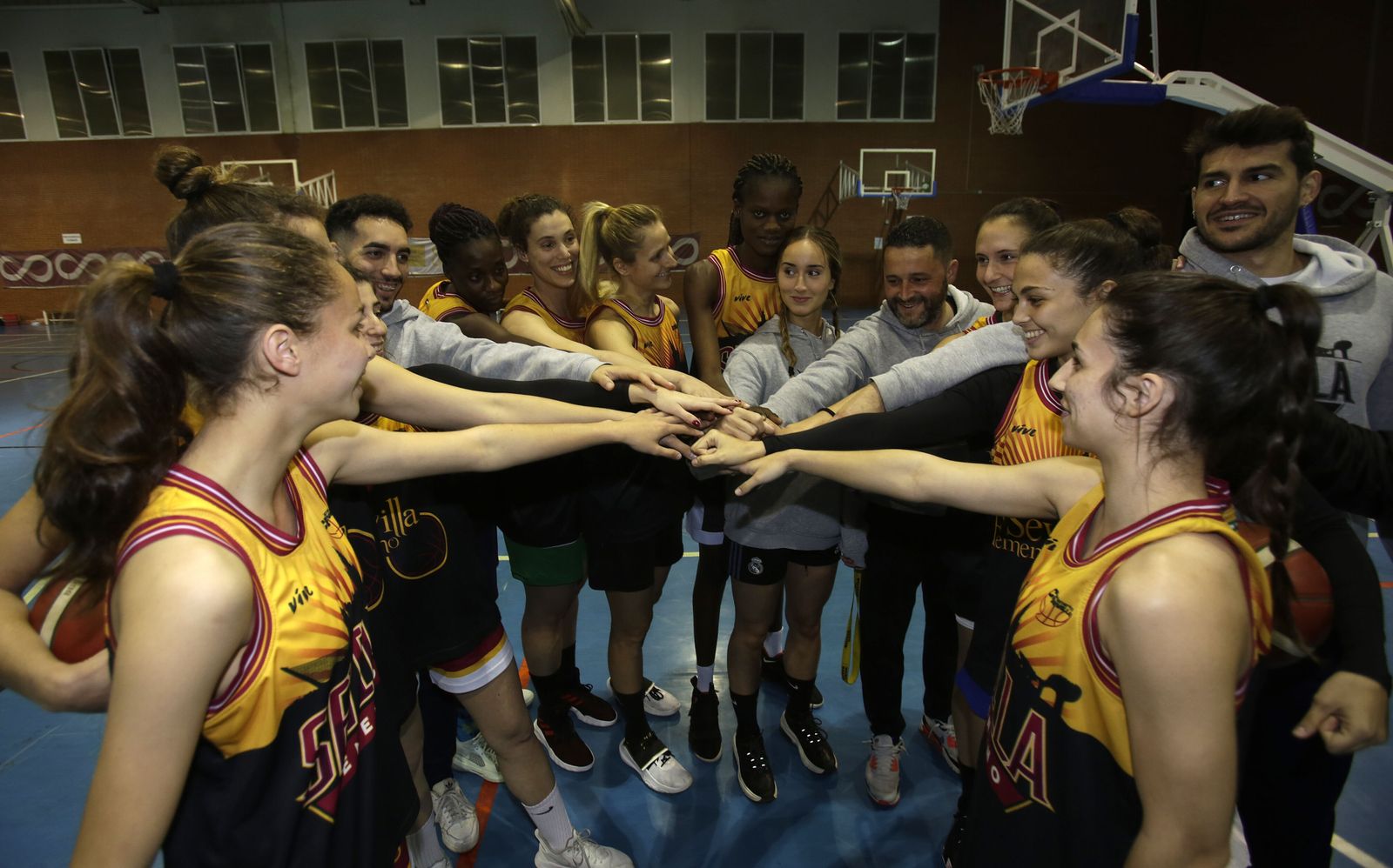 Las chicas del Beiman Baloncesto Sevilla hacen piña antes del entrenamiento.