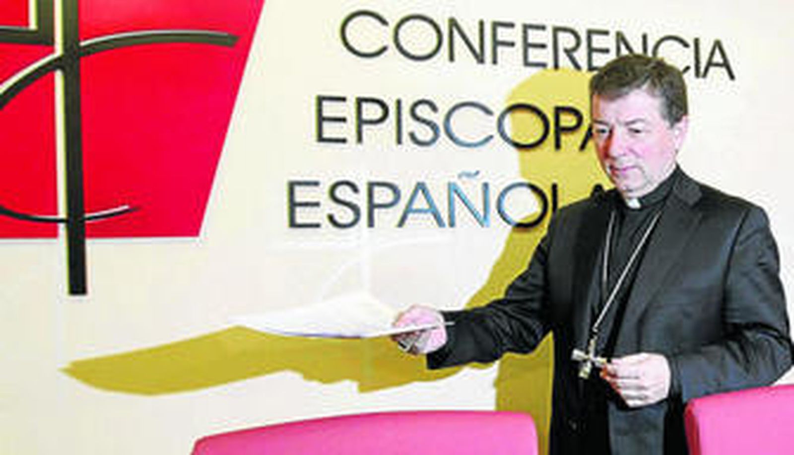 El secretario general y portavoz de la CEE, Juan Antonio Martínez Camino, llega a la rueda de prensa, ayer en Madrid.