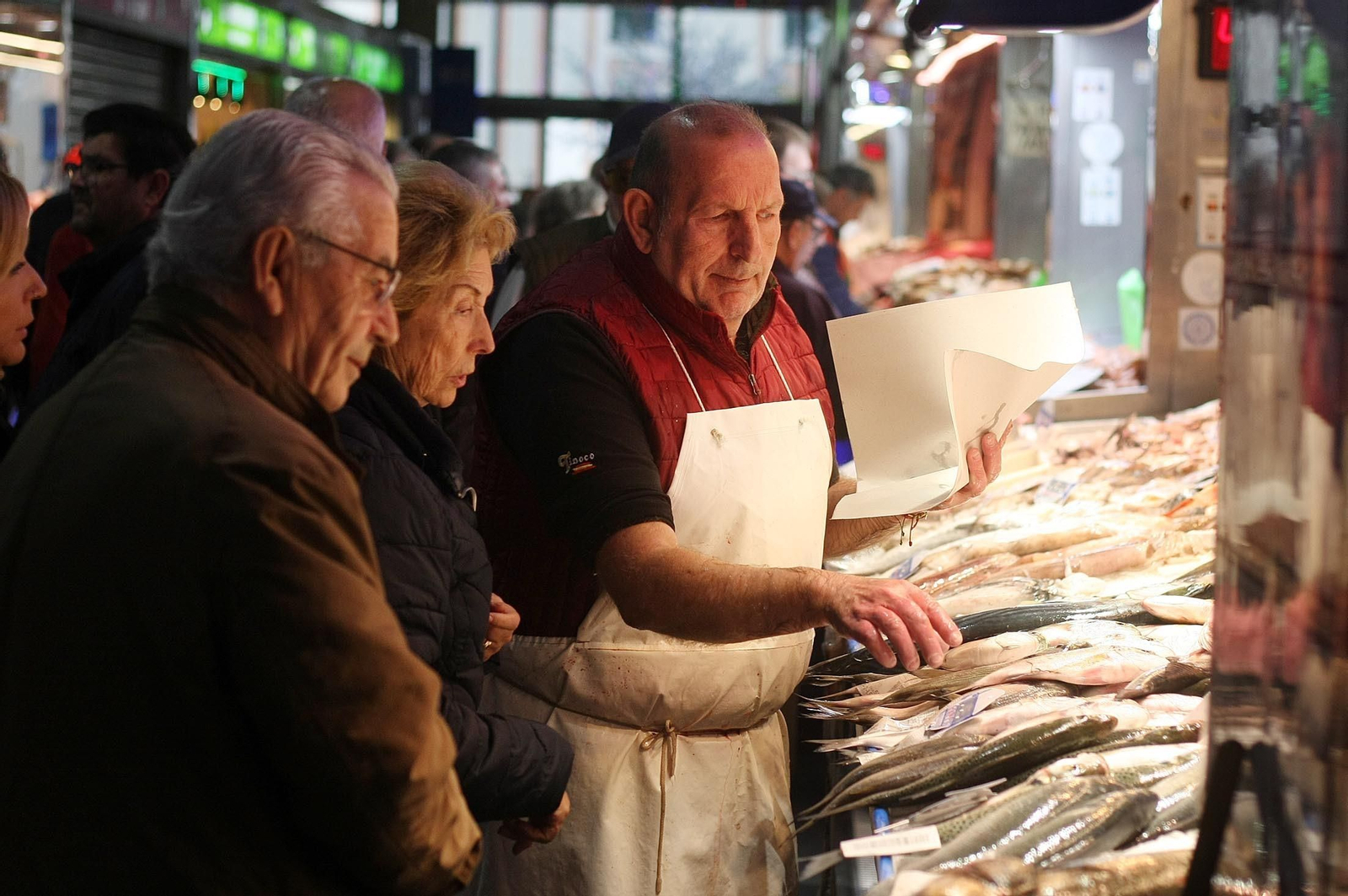 Imágenes del ambiente en el Mercado del Carmen de Huelva