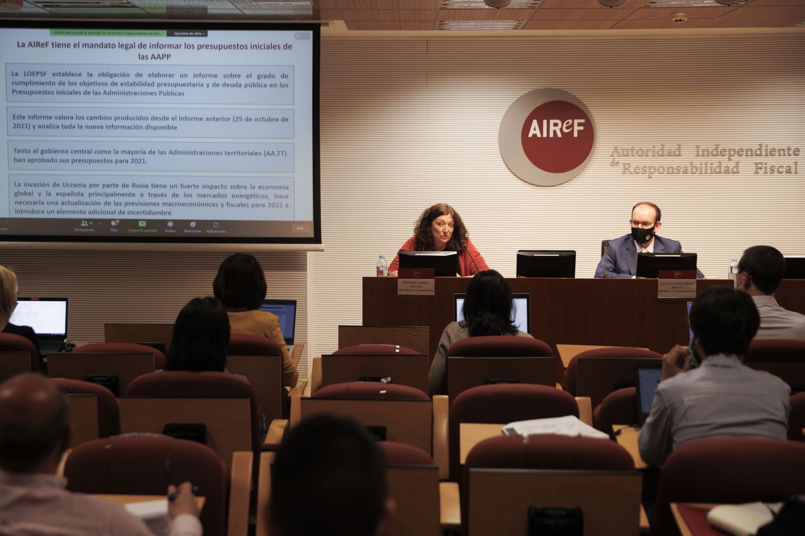 Ignacio Fernández-Huertas, director de la División de Análisis Presupuestario, y Esther Gordo, directora de la División de Análisis Económico, durante la presentación del Informe sobre los Presupuestos Iniciales de las AAPP de 2022, en Madrid.