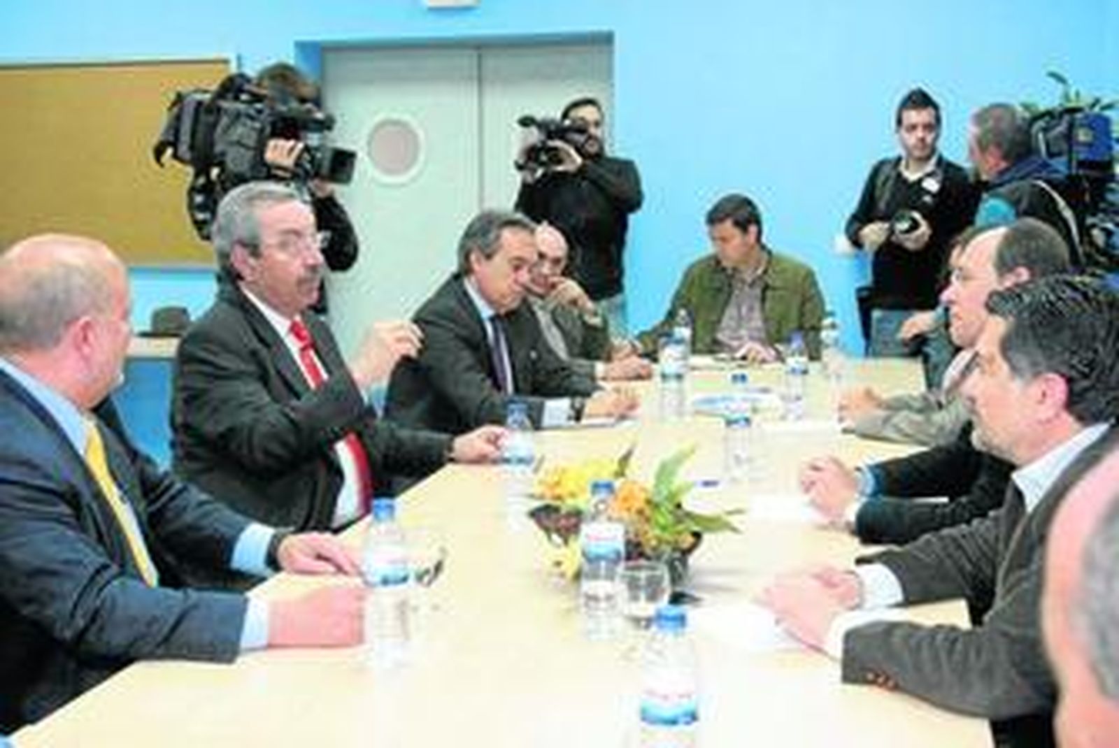 Empresarios de Petaquilla Minerals durante su encuentro con el PSOE de Huelva.