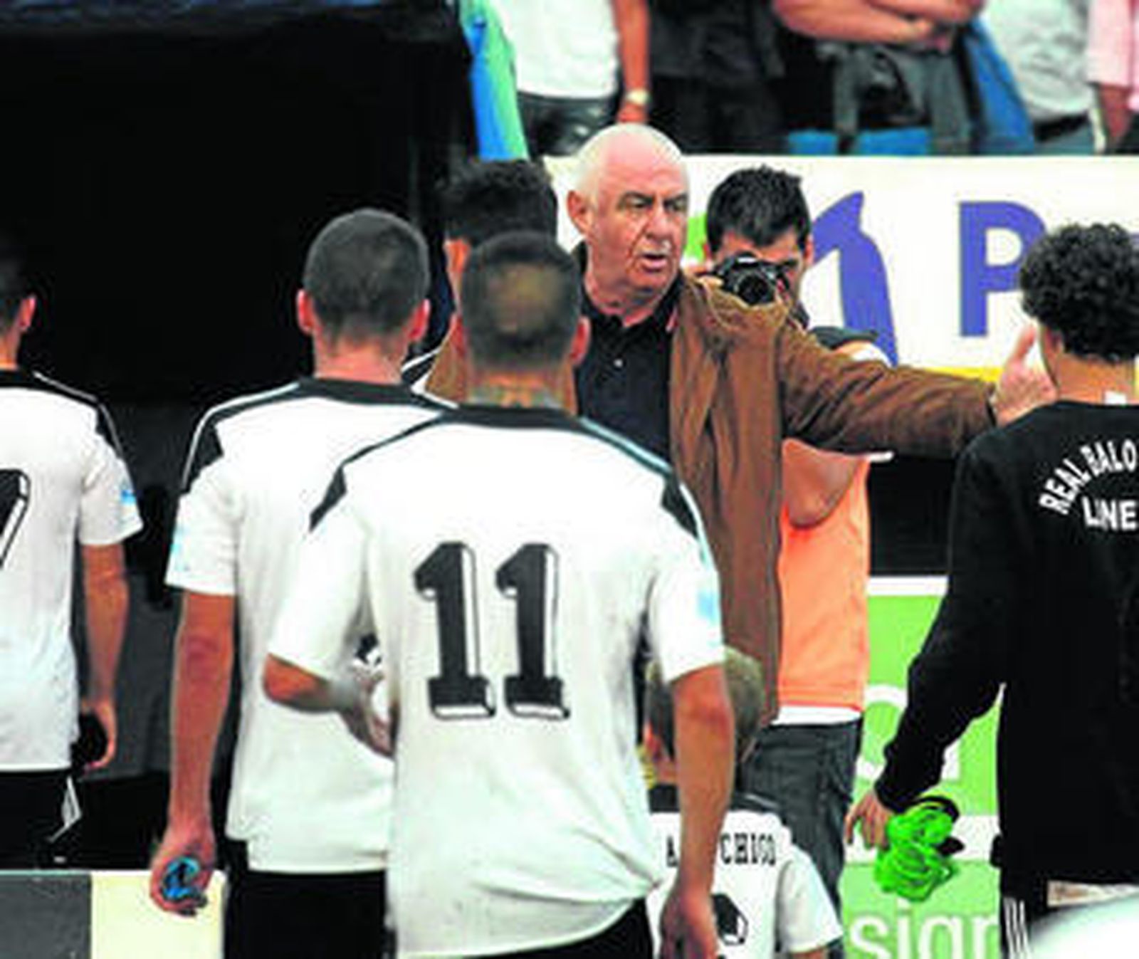 Alfredo Gallardo consuela a los jugadores al final del encuentro.