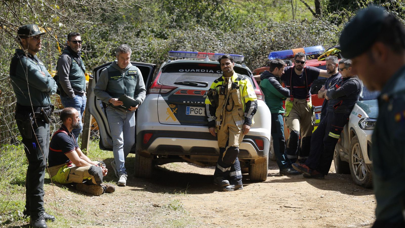 Bomberos y guardias civiles, tras el rescate del cadáver.