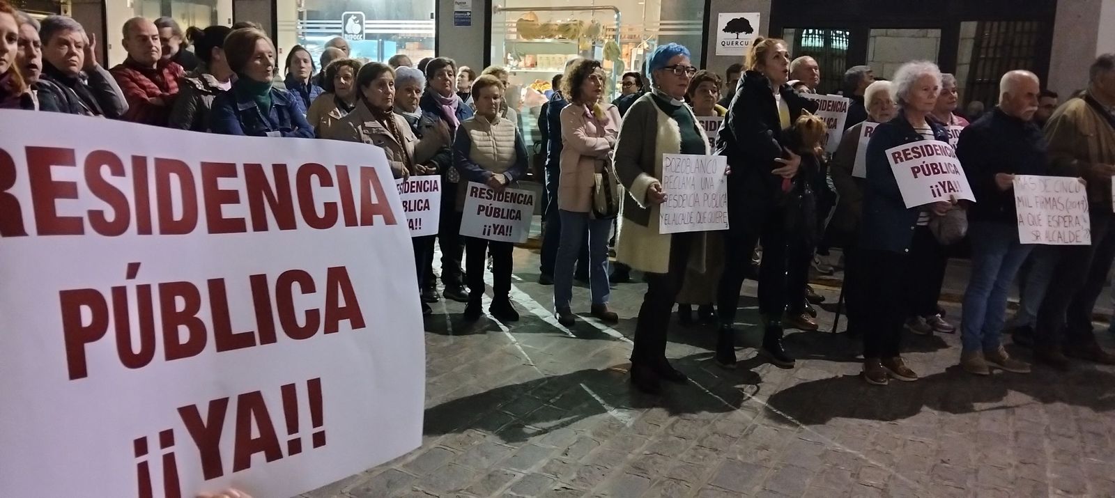 Concentración por la residencia municipal de mayores de Pozoblanco.