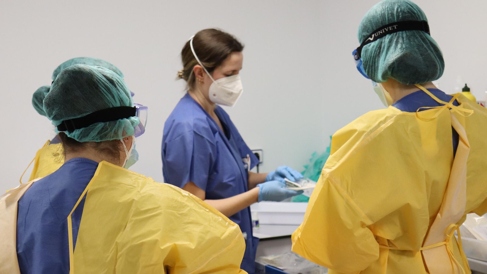 Una enfermera explica un procedimiento a unas compañeras en la UCRI