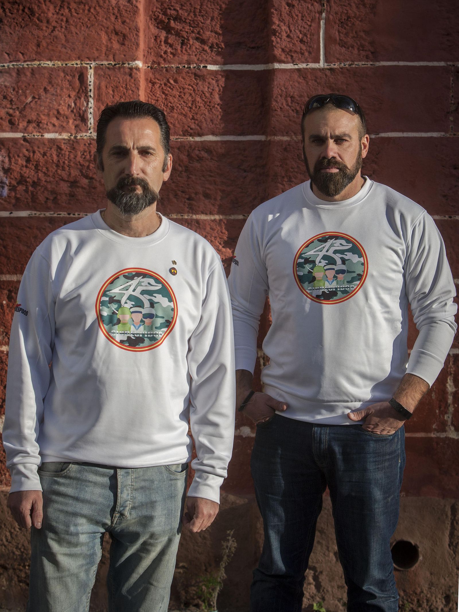Enrique Estévez (izquierda) y Daniel Jiménez posan con camisetas con el logo de '45 Sin Despidos'.