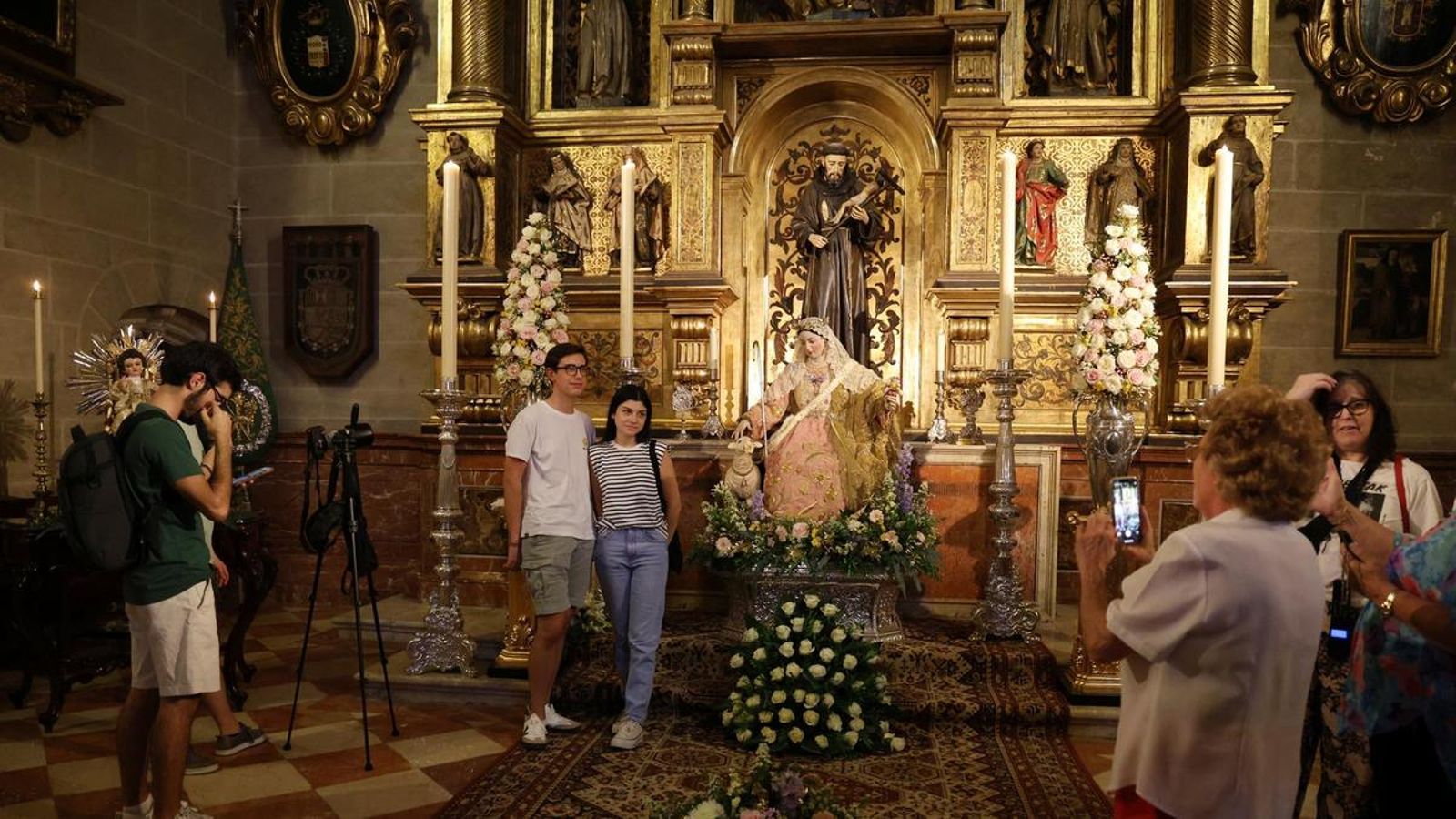 La Divina Pastora recibe ya a algunos de sus fieles en la Catedral de Málaga, antes de su coronación.