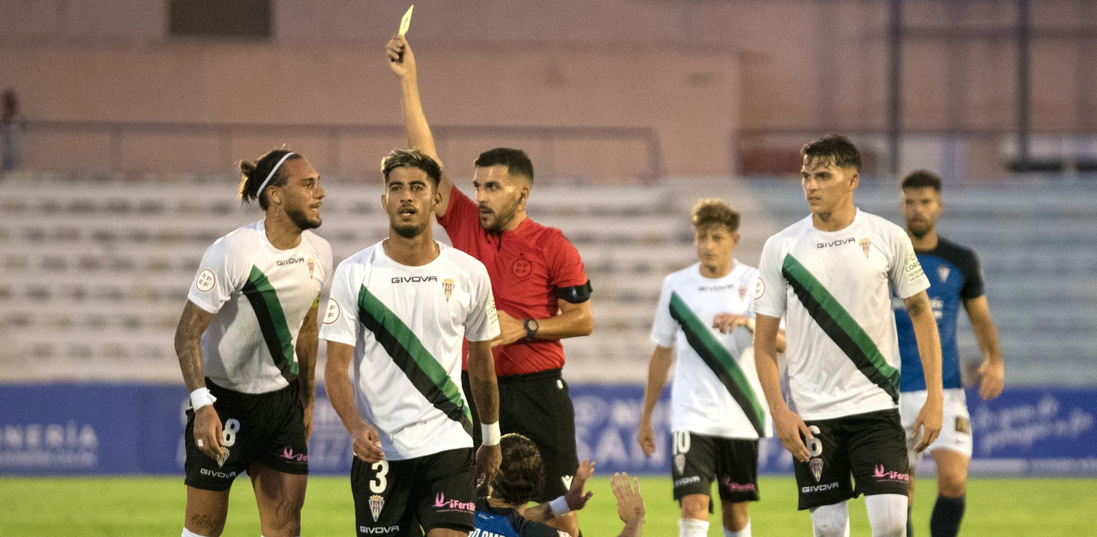Sánchez Villalobos muestra una tarjeta amarilla en el San Fernando - Córdoba CF del pasado domingo.