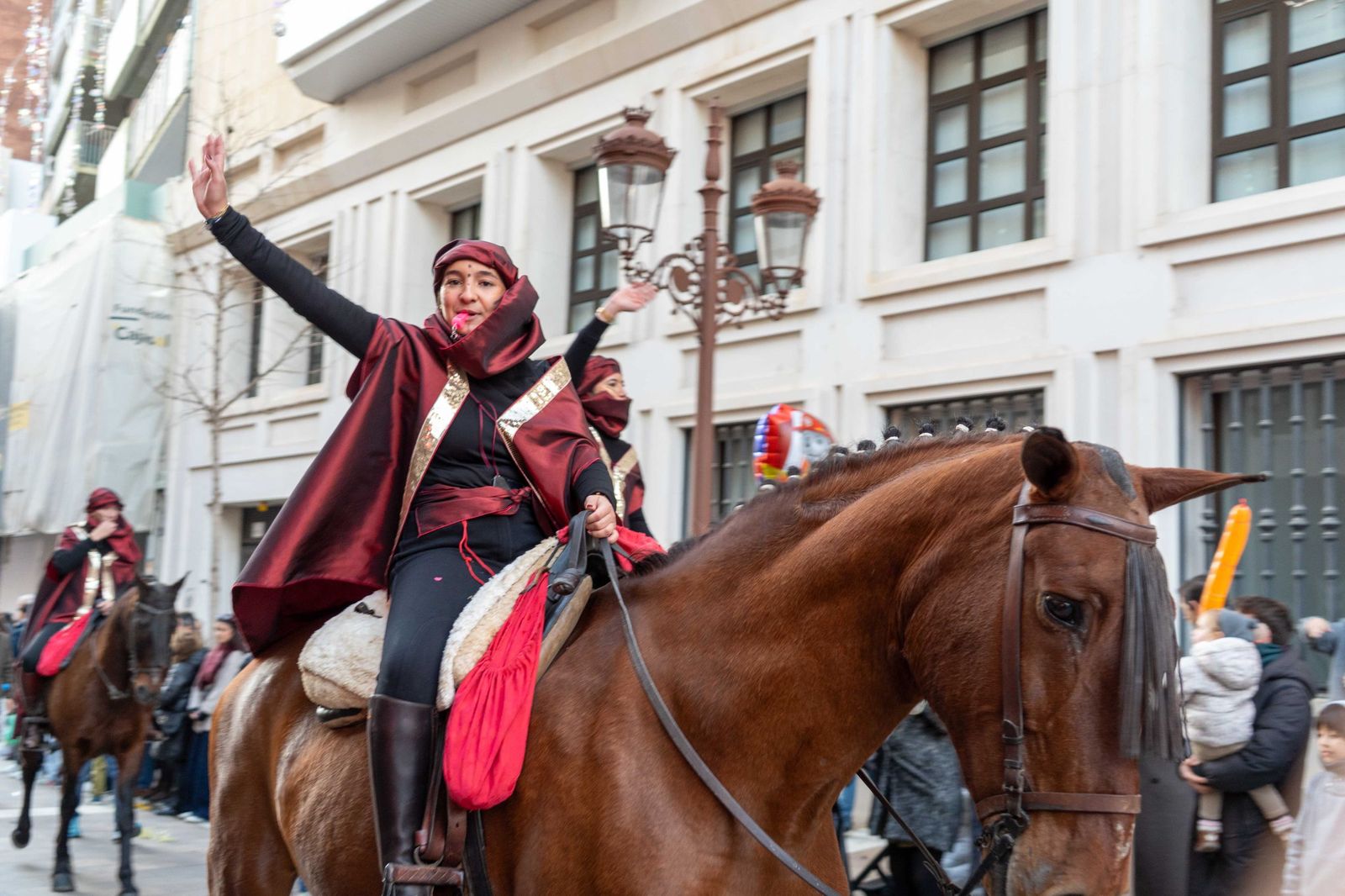 Las mejores fotografías del recorrido y la llegada al ayuntamiento de la cabalgata de Reyes Magos 2026