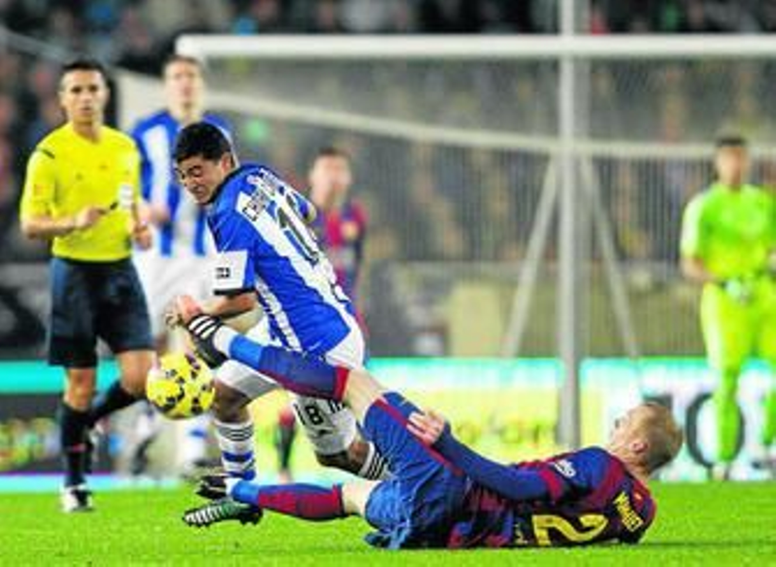 Chory Castro deja en el suelo al barcelonista Mathieu.