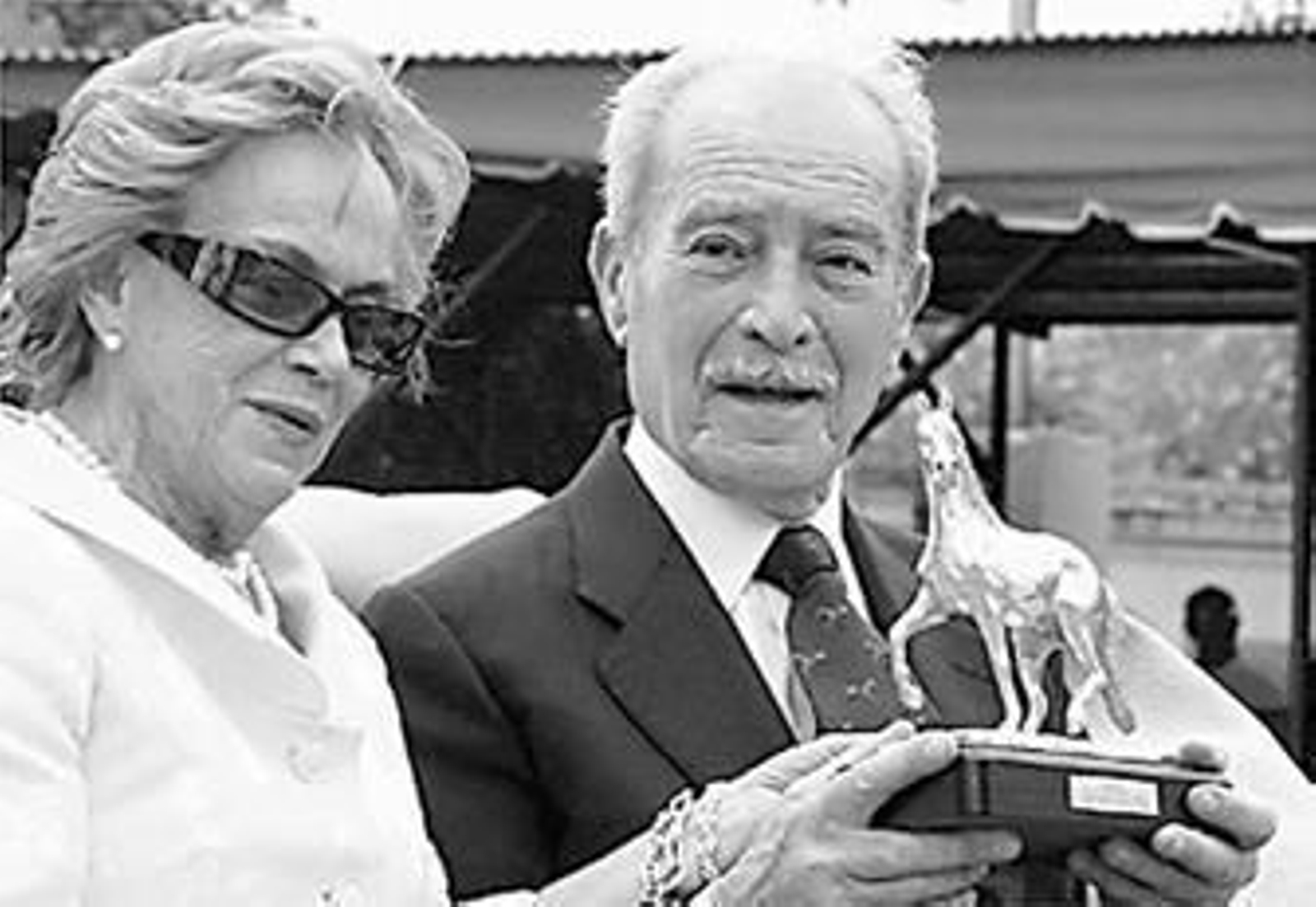 Gonzalo Fernández de Córdova, Caballo de Oro 2008, junto a su hermana, durante su concesión.