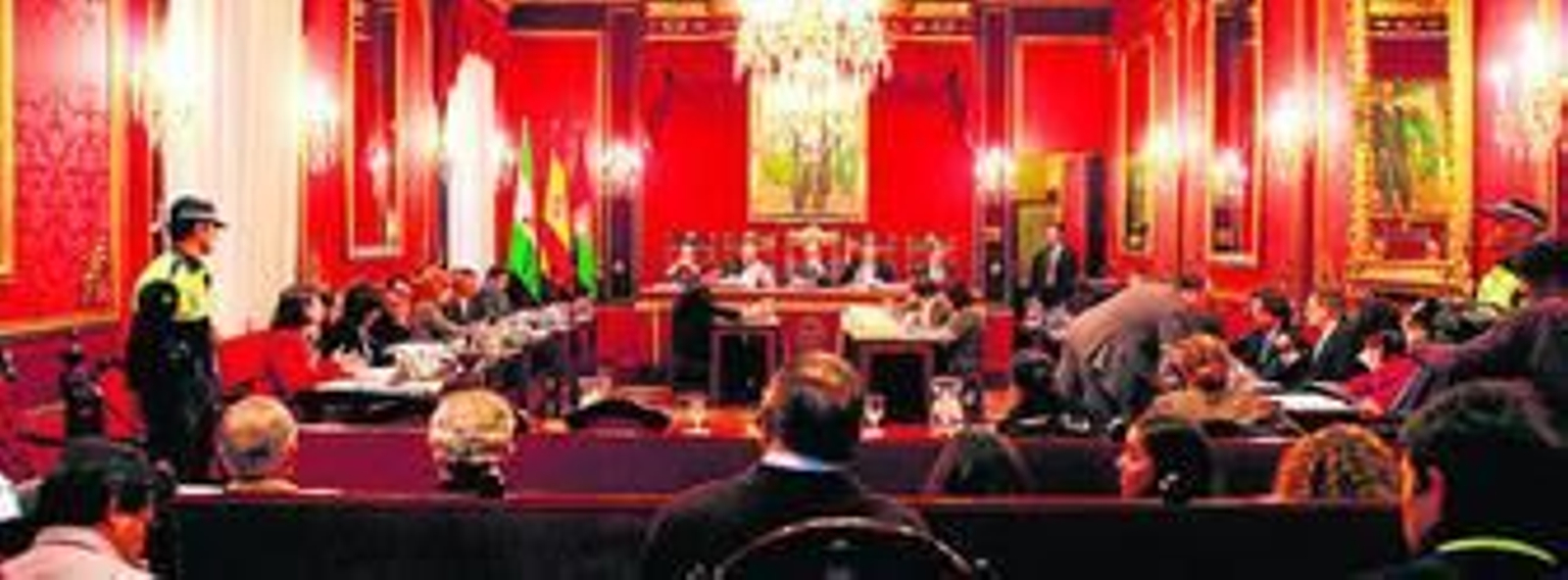 Las primeras bajadas en las nóminas de los trabajadores municipales se harán efectivas en junio.