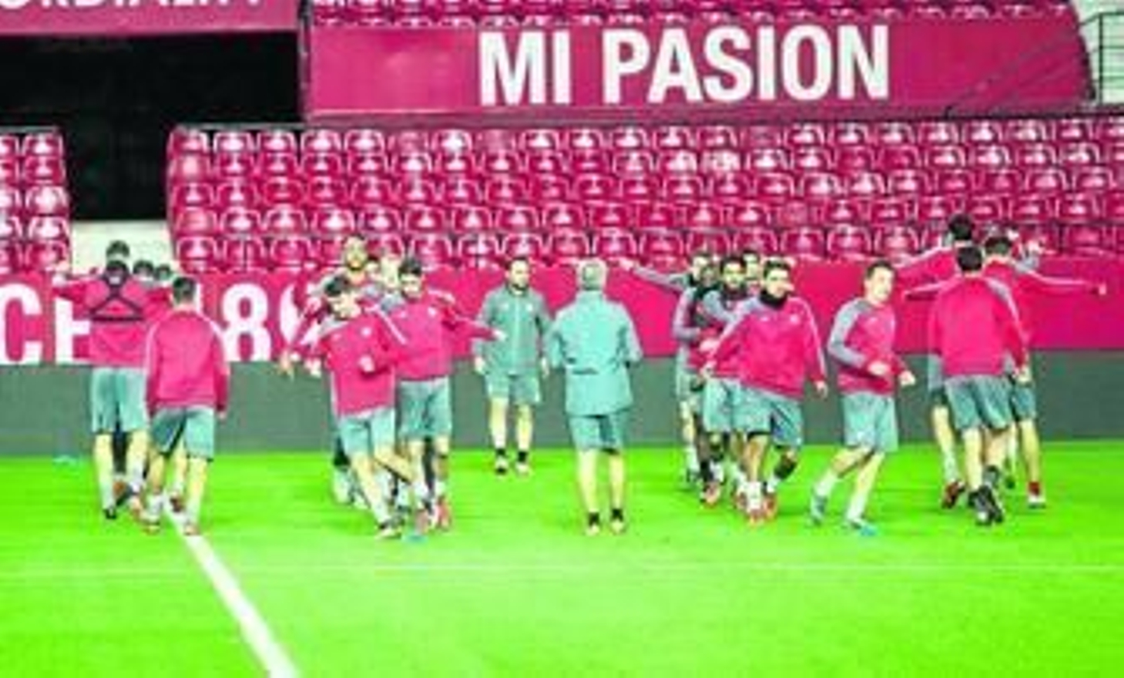 Los jugadores sevillistas realizan el calentamiento en el entrenamiento de ayer en el estadio Ramón Sánchez-Pizjuán.