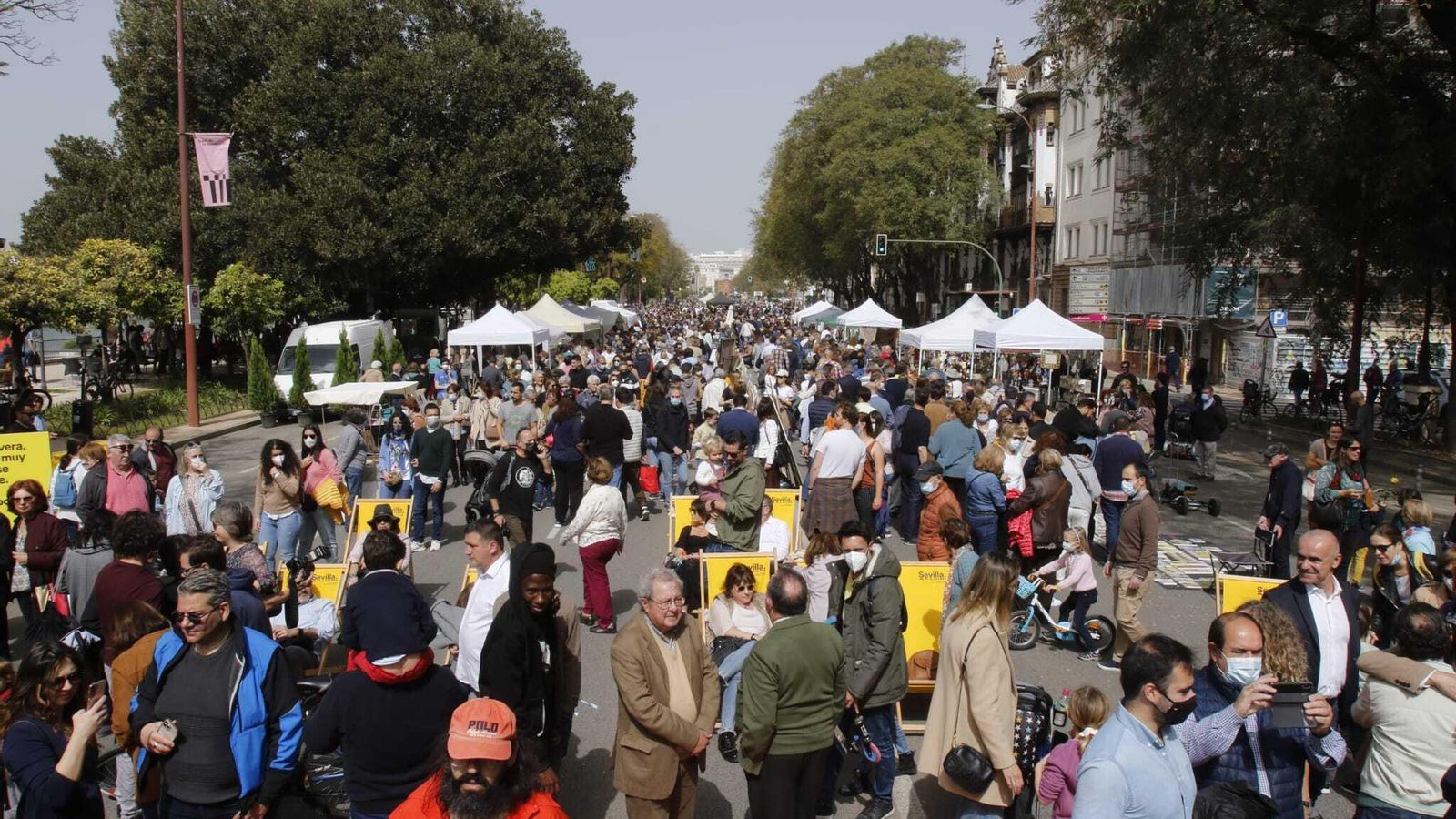 Las hamacas al sol con el lema turístico de Sevilla han tenido éxito entre los viandantes.