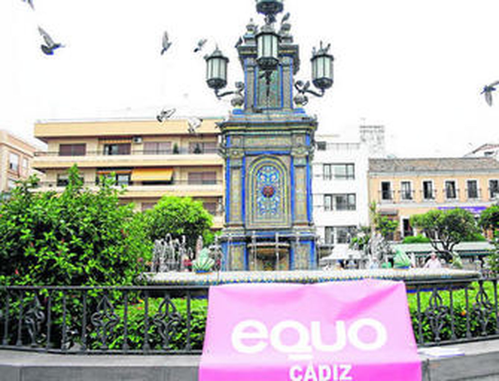 La pancarta de Equo, colocada ayer en la Plaza Alta durante la campaña de información.