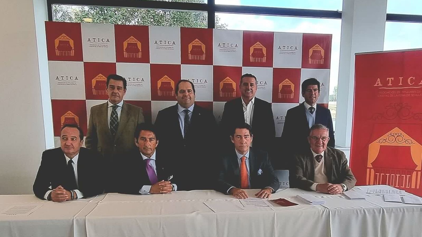 Los miembros de la junta directiva en funciones.