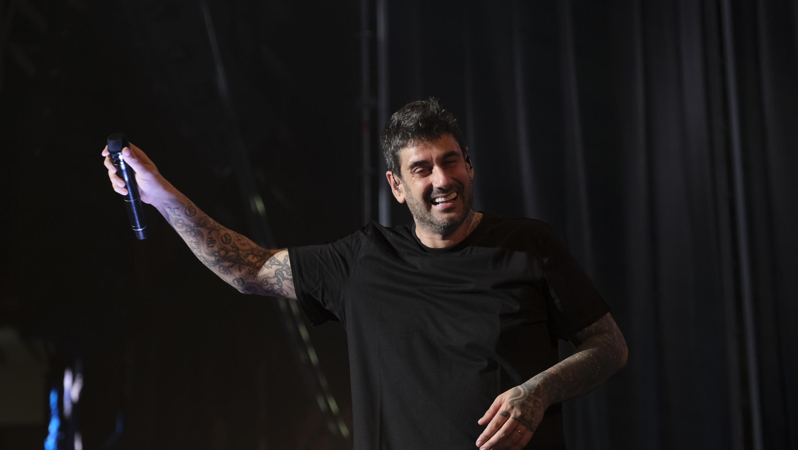 El concierto de Melendi llena de fans la Plaza de Toros de Almería, en imágenes