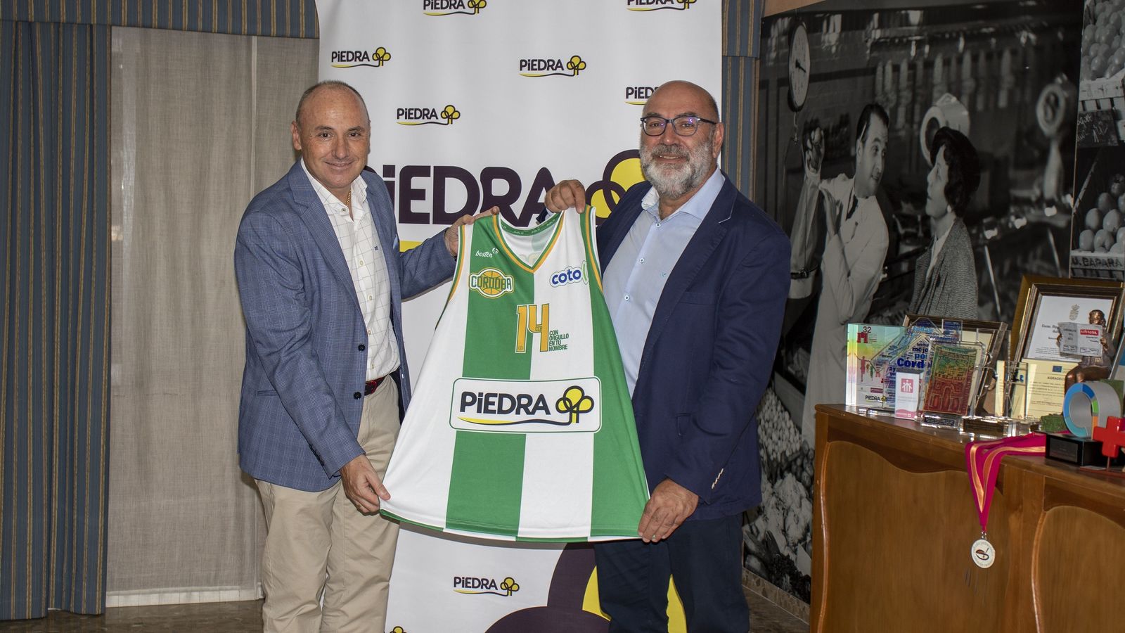 Javier Piedra y Pepe Palacios posan con la elástica blanquiverde.
