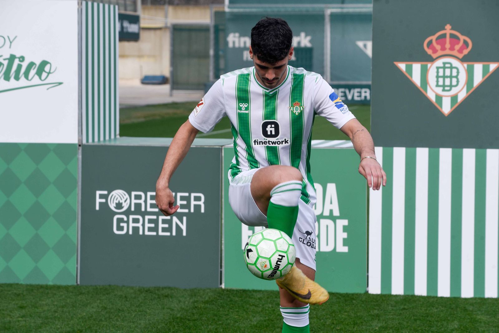 Presentación de Johnny Cardoso