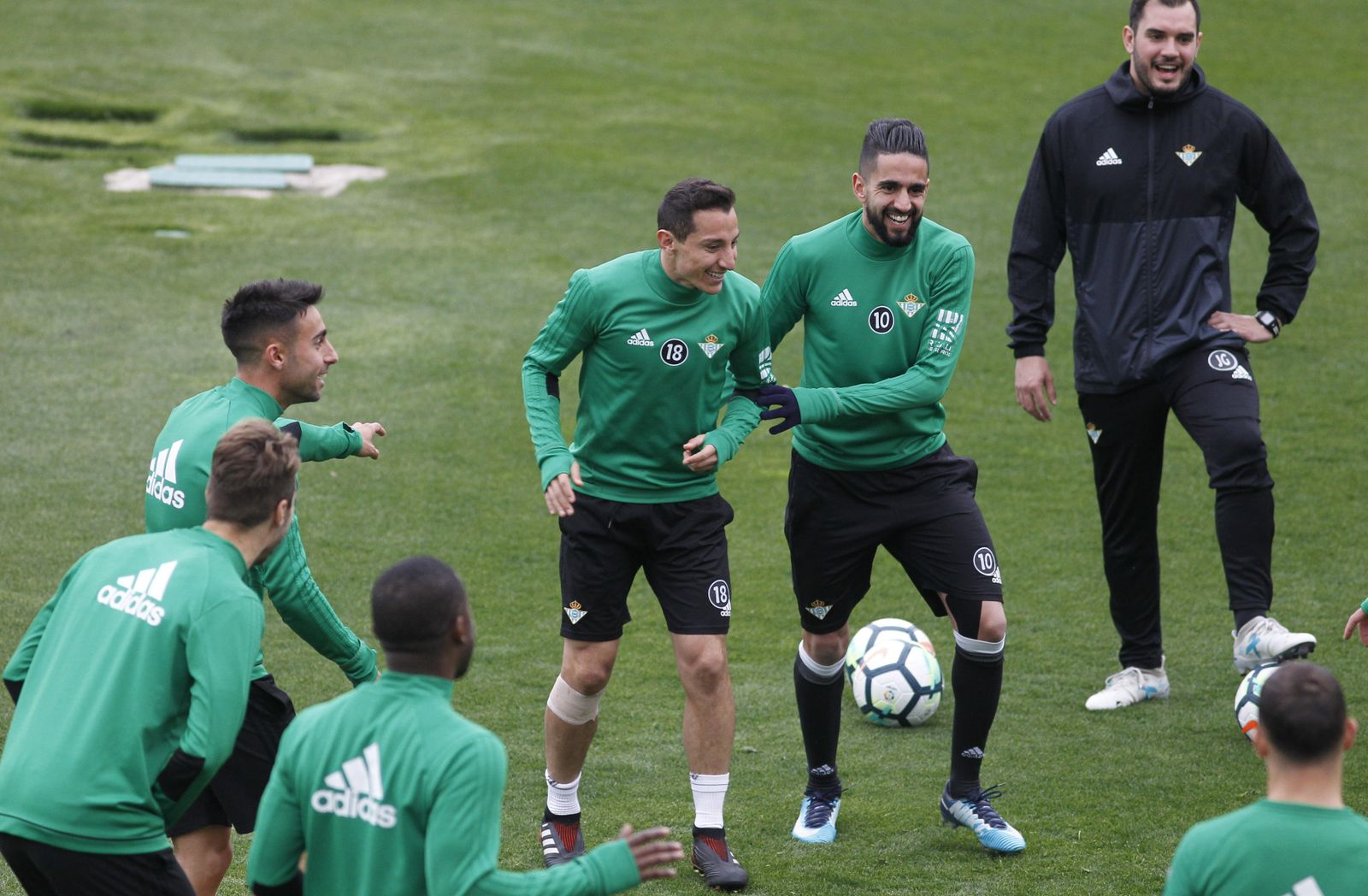 Guardado y Boudebouz bromean durante un rondo en el entrenamiento.