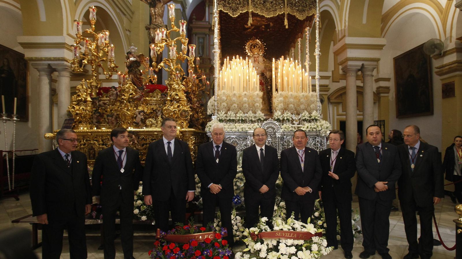 Ofrenda floral a los pasos de la Hermandad de San Benito.