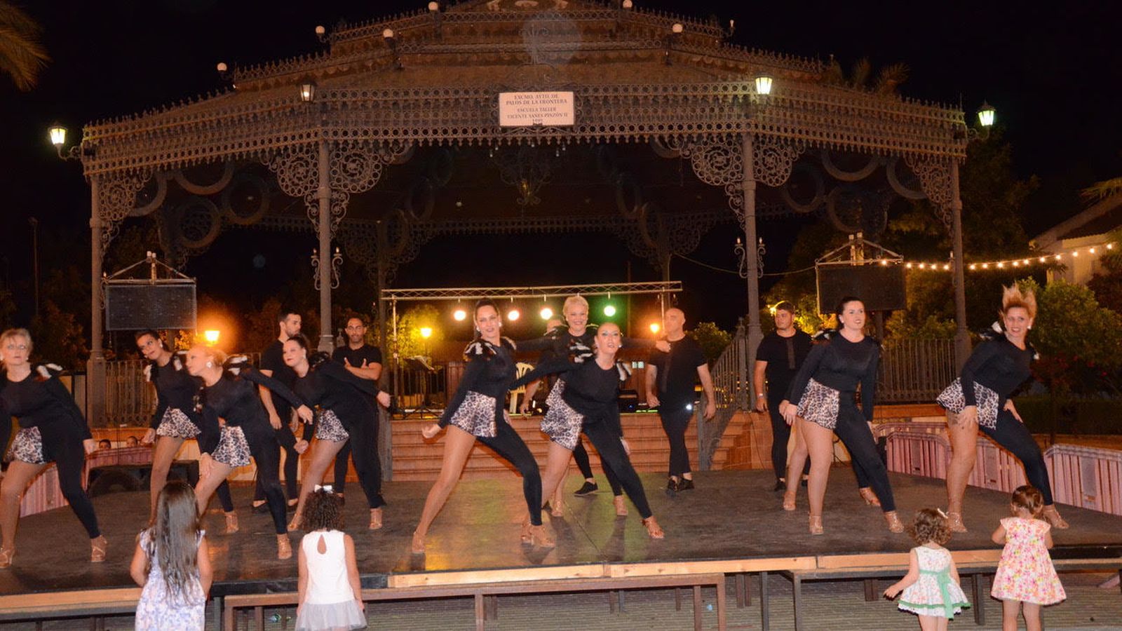 Las actuaciones se suceden durante los días de fiesta.